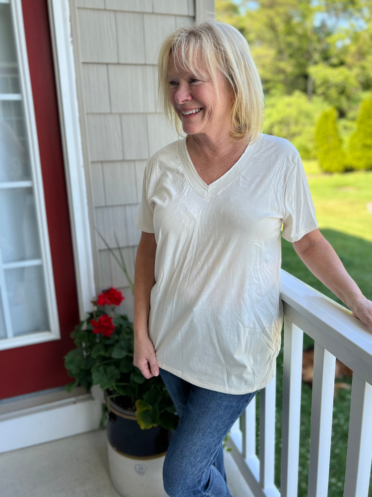 Everyday V-Neck Cream Tee Curvy - Wild Magnolia