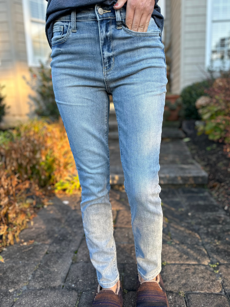 Judy Blue High Rise Light Bleach Wash Relaxed Fit Jeans