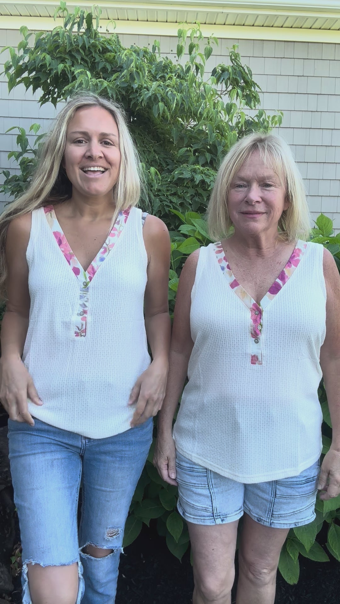 Floral V-Neck Sleeveless Top in Cream